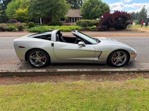 Used 2007 Chevrolet Corvette Coupe w/ Preferred Equipment Group RWD image 3
