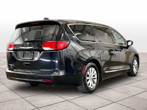 Used 2017 Chrysler Pacifica Touring w/ Tire & Wheel Group FWD image 11