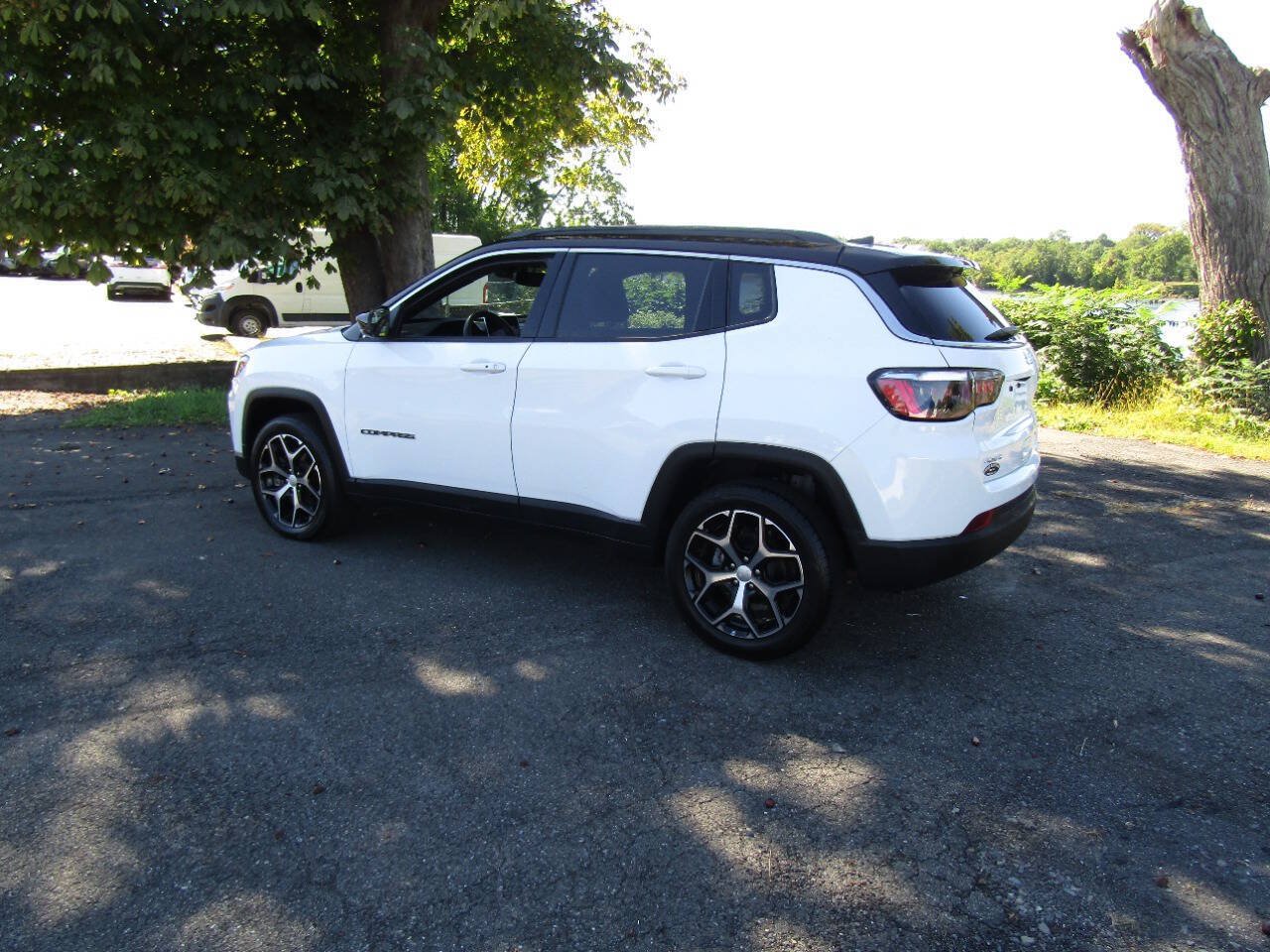 Used 2024 Jeep Compass Limited AWD/4WD image 5