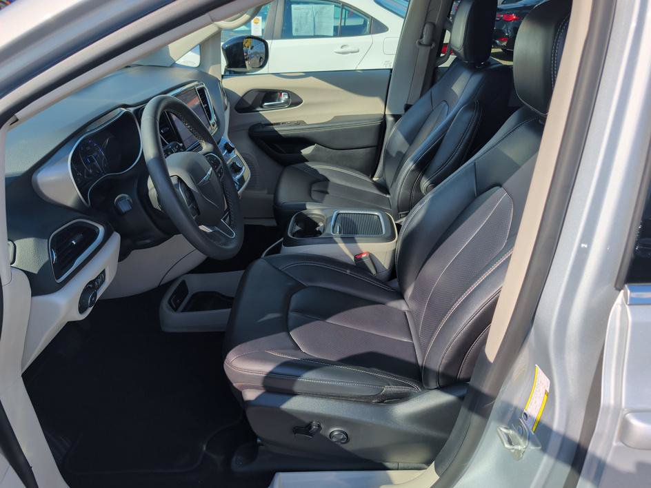 Used 2024 Chrysler Pacifica Touring-L FWD image 8
