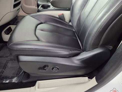 Certified 2024 Chrysler Pacifica Touring-L image 30