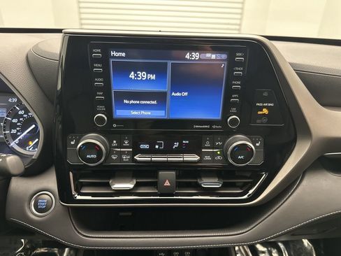 Used 2021 Toyota Highlander XLE AWD/4WD image 22