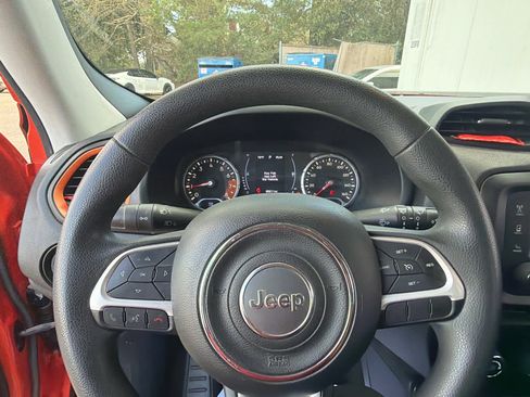 Used 2019 Jeep Renegade Sport image 18