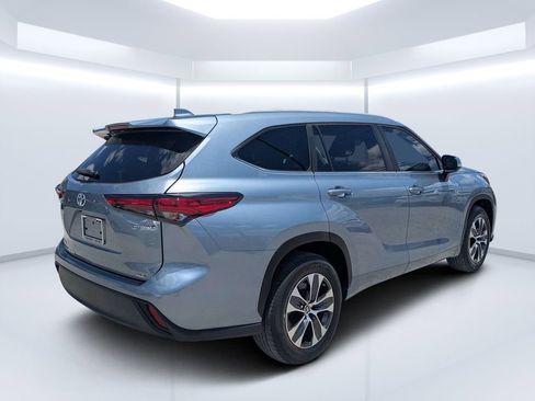 Used 2023 Toyota Highlander XLE FWD image 3
