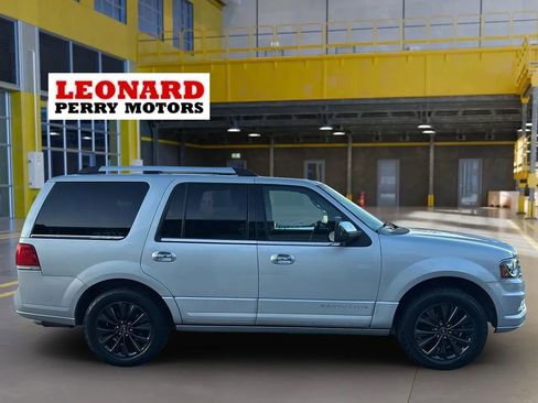 Used 2016 Lincoln Navigator Select image 4