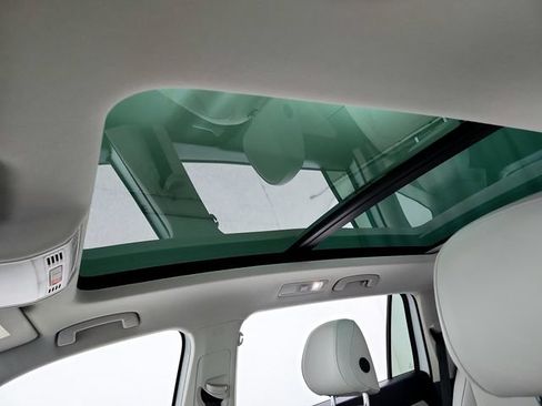 Used 2021 Volkswagen Tiguan SE w/ Panoramic Sunroof Package AWD/4WD image 18