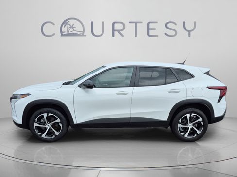 Used 2025 Chevrolet Trax RS w/ Driver Confidence Package FWD image 2