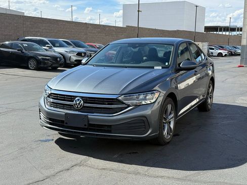 Used 2024 Volkswagen Jetta SE image 8