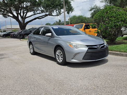 Used 2015 Toyota Camry LE FWD image 2