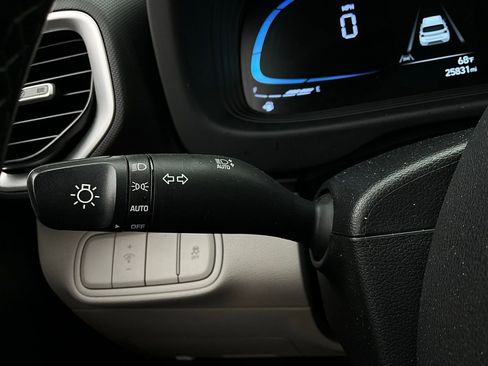 Used 2025 Hyundai Venue SEL image 36