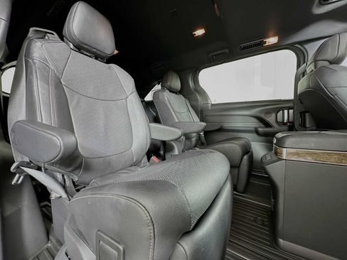 Used 2025 Toyota Sienna Platinum image 27