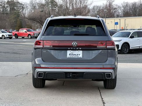 New 2026 Volkswagen Atlas Peak Edition image 3