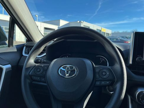Used 2025 Toyota RAV4 XLE image 32
