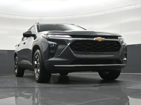 Used 2025 Chevrolet Trax LT FWD image 29