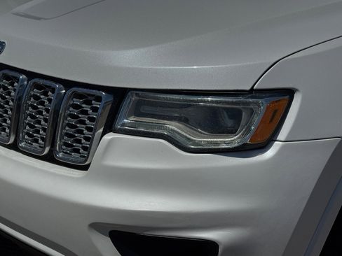 Used 2018 Jeep Grand Cherokee Overland AWD/4WD image 23