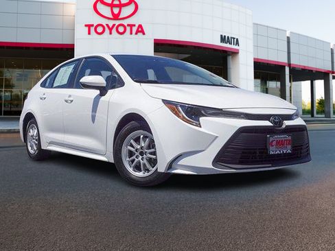 Used 2025 Toyota Corolla LE FWD image 1