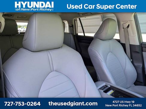 Used 2020 Toyota Highlander XLE FWD image 6