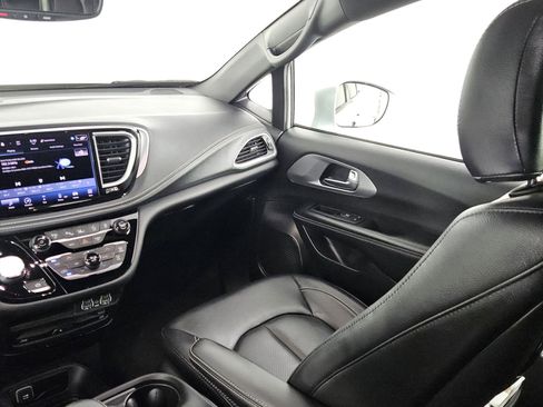 Used 2022 Chrysler Pacifica Touring-L w/ Uconnect Theater Family Group AWD/4WD image 33