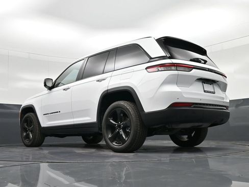 Used 2022 Jeep Grand Cherokee Altitude image 38