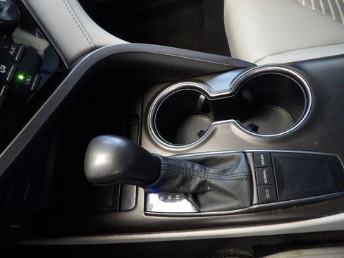 Used 2024 Toyota Camry SE image 30