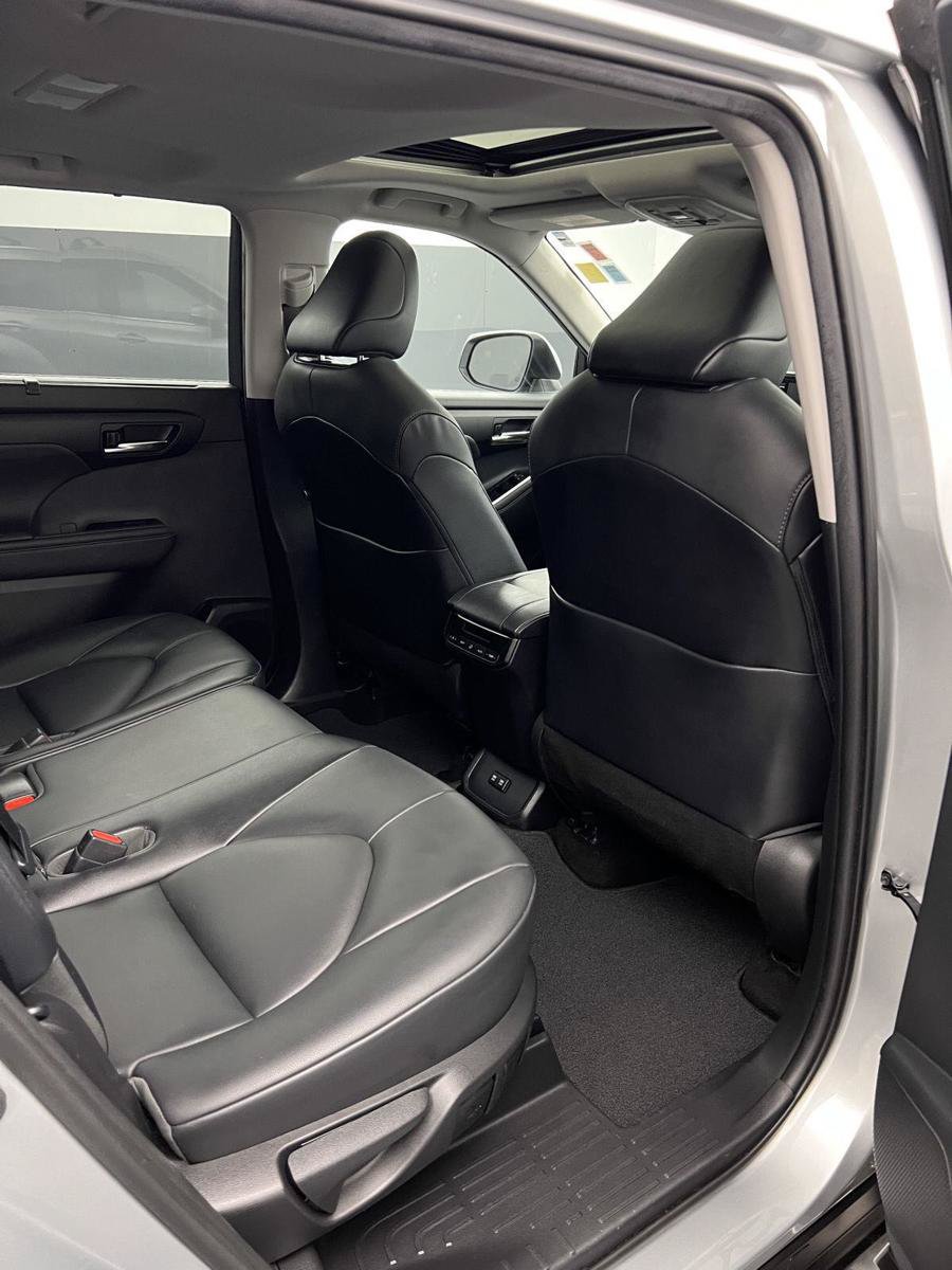 Used 2020 Toyota Highlander XLE FWD image 27