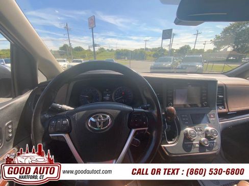 Used 2018 Toyota Sienna XLE AWD 7-Passenger (Natl) image 15