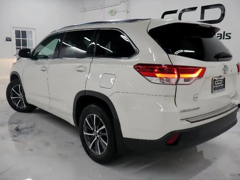 Used 2017 Toyota Highlander XLE AWD/4WD image 6