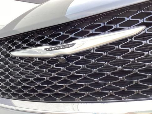 Used 2024 Chrysler Pacifica Limited FWD image 4