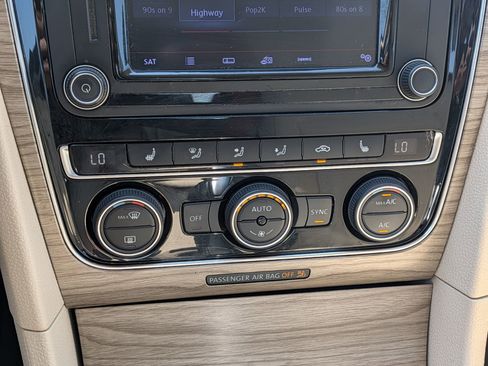 Used 2017 Volkswagen Passat 1.8T SE image 25