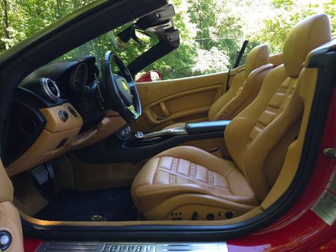 Used 2009 Ferrari California RWD image 17
