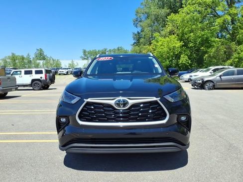 Used 2023 Toyota Highlander XLE AWD/4WD image 2