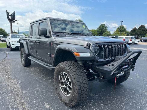 Used 2024 Jeep Gladiator Rubicon w/ Technology Group AWD/4WD image 3