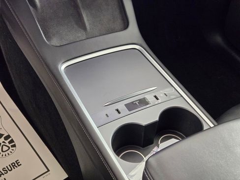 Used 2022 Tesla Model Y Long Range image 34