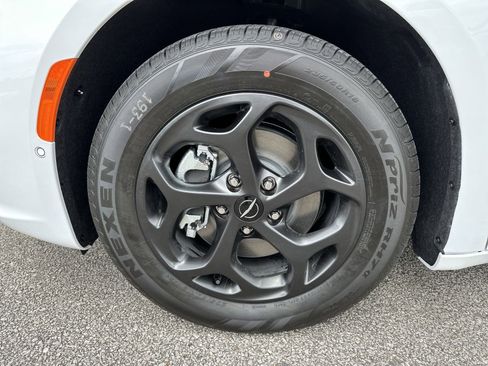 New 2024 Chrysler Pacifica Premium image 13