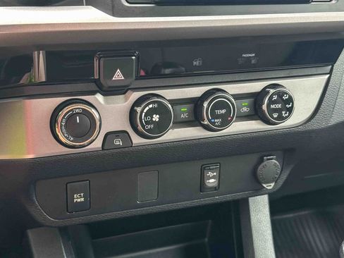 Used 2017 Toyota Tacoma SR5 AWD/4WD image 32