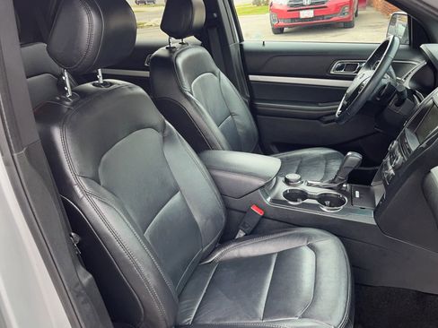 Used 2016 Ford Explorer XLT w/ Equipment Group 202A image 18