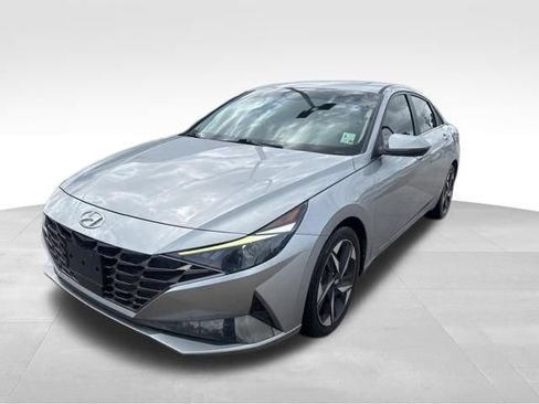Used 2022 Hyundai Elantra SEL w/ Convenience + Premium Package FWD image 3