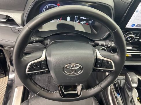 Used 2023 Toyota Highlander Platinum AWD/4WD image 17