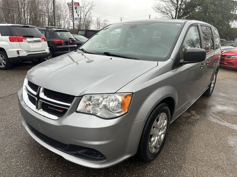 Used 2019 Dodge Grand Caravan SE FWD image 2