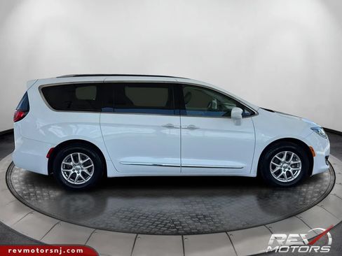 Used 2020 Chrysler Pacifica Touring-L FWD image 6
