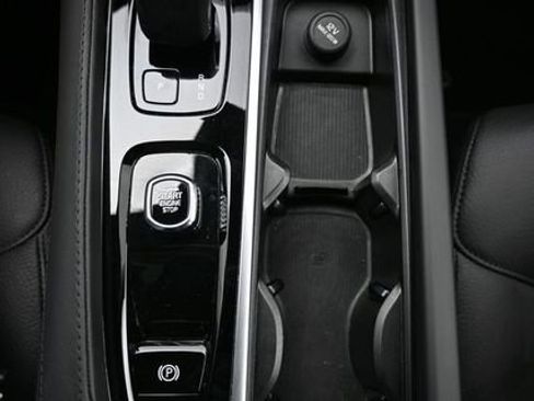 Used 2025 Volvo XC90 B6 Plus image 11