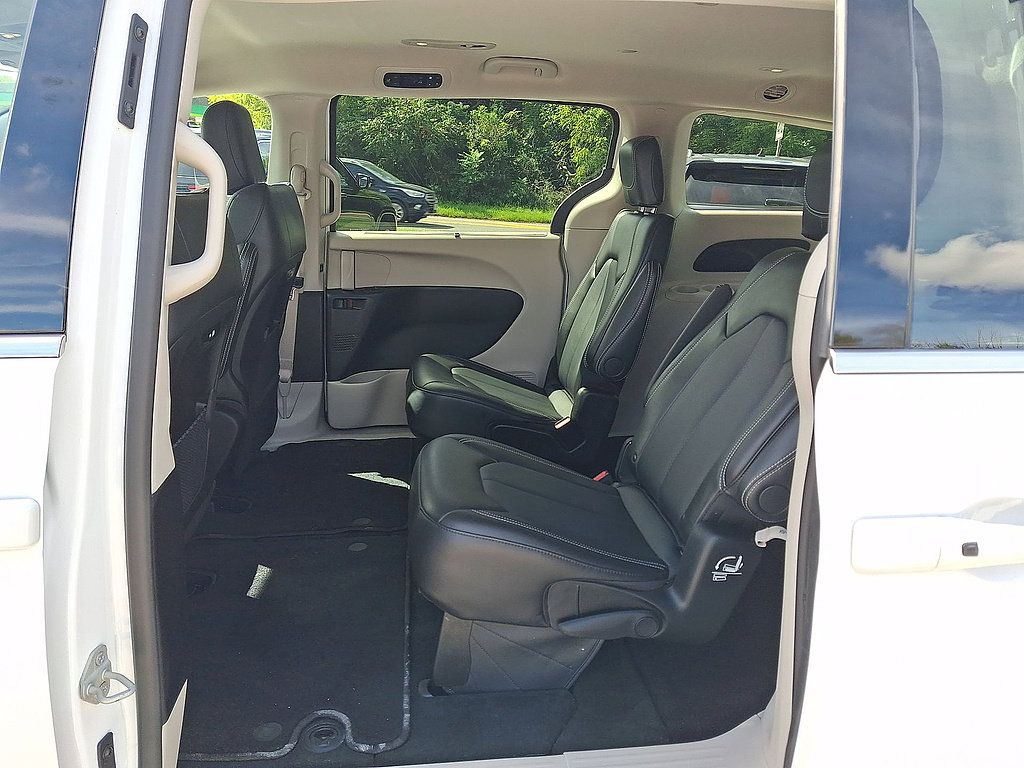 Used 2024 Chrysler Pacifica Touring-L FWD image 20