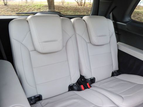 Used 2015 Mercedes-Benz GL 550 4MATIC image 35