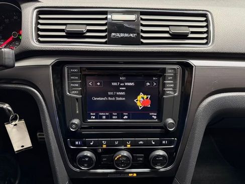 Used 2018 Volkswagen Passat 2.0T R-Line image 29