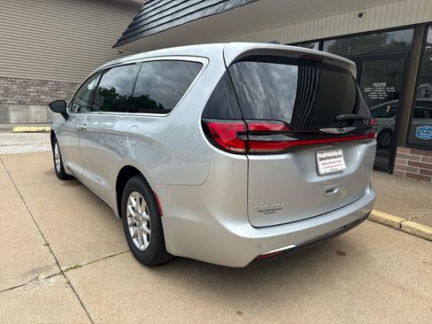 Used 2024 Chrysler Pacifica Touring-L FWD image 5