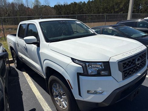 Used 2022 Nissan Frontier SV image 2