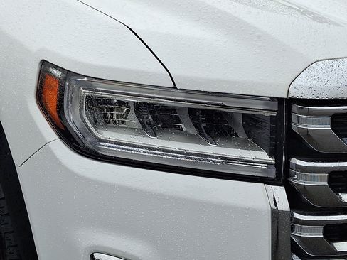 Used 2021 GMC Acadia SLE image 9