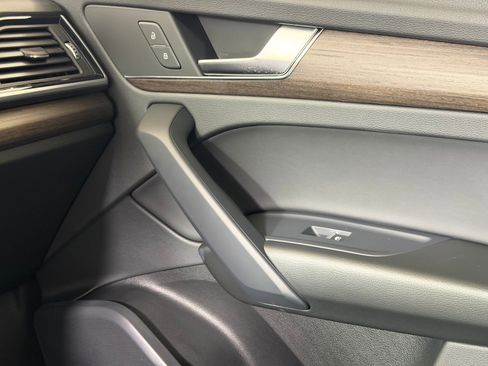 Used 2024 Audi Q5 e Premium w/ Convenience Package image 27