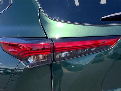 Used 2023 Toyota Highlander Limited FWD image 29