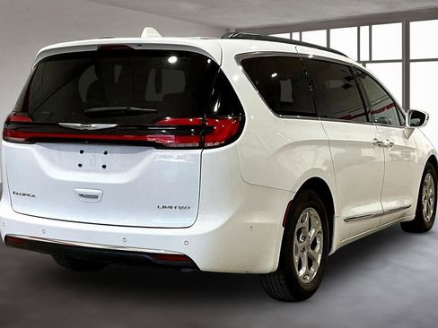 Used 2022 Chrysler Pacifica Limited FWD image 3